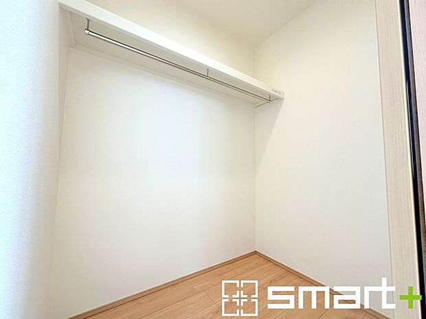 ～ウォークインクローゼット～ ・衣類をハンガーに掛けたまま収納できるウォークインクローゼットは重宝しますね。 ・季節ものや小物類なども整理整頓しやすく生活空間が広がります。