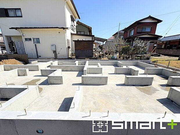 ～ベタ基礎でしっかりとした土台～ ・コンクリートの中に鉄筋を配し強度を高めた「ベタ基礎」を採用。 ・しっかりとした土台を造ったうえで、その上に建物が築造されていきます。 