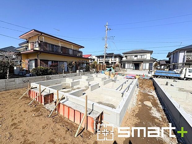 ~ベタ基礎でしっかりとした土台~ ・コンクリートの中に鉄筋を配し強度を高めた「ベタ基礎」を採用。 ・しっかりとした土台を造ったうえで、その上に建物が築造されていきます。