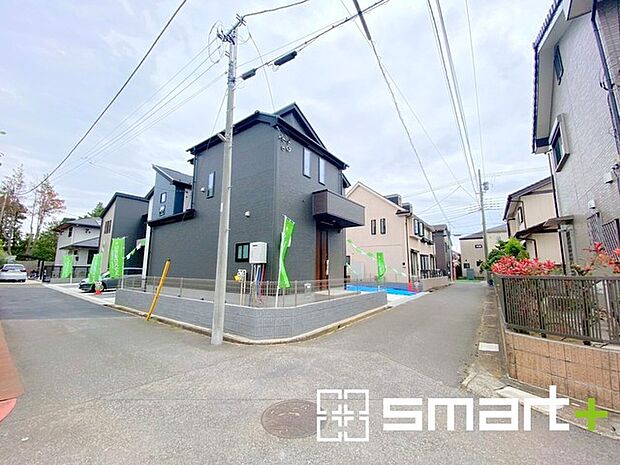 ～開放感ある角地のお住まい～ ・2方向が空く事で開放感のある角地に位置しております。 ・窮屈な感じが無く、ゆったりと暮らせるこの魅力をぜひ現地でご体感くださいませ。 