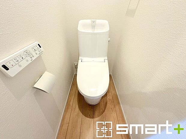 ~やはり便利なタンク式トイレ~ ・最近はタンクレストイレもございますが、タンク式の場合は停電時もお水を流すことが可能。 ・故障時なども比較的費用が安くなるなど、メリットが多くなります。