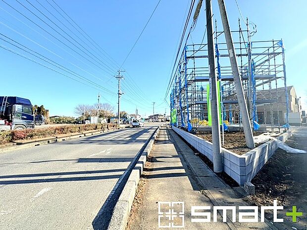 ~閑静な住宅街の立地~ ・周辺は閑静な住宅街となっておりますので、静かな暮らしをご実現いただけます。 ・前面道路の交通量も多くないので、小さなお子様がいるご家庭でもご安心ですね。