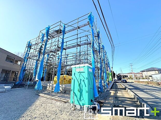 ~ベタ基礎でしっかりとした土台~ ・コンクリートの中に鉄筋を配し強度を高めた「ベタ基礎」を採用。 ・しっかりとした土台を造ったうえで、その上に建物が築造されていきます。