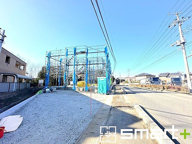 ~閑静な住宅街の立地~ ・周辺は閑静な住宅街となっておりますので、静かな暮らしをご実現いただけます。 ・前面道路の交通量も多くないので、小さなお子様がいるご家庭でもご安心ですね。