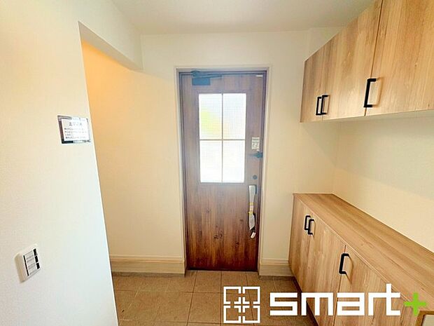 〜ナチュラルカラーの玄関〜 ・優しいナチュラルカラーで纏められた玄関は圧迫感もなく広々とした印象に。 ・玄関ドアにガラス部分を設ける事で穏やかな陽の入る玄関になります。