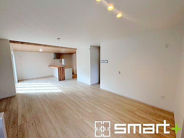 〜間取り変更も可能なプラン〜 ・リビングには間仕切対応で居室としてもお使いいただけるスペースがございます。 ・テレワークや家事スペースなど用途様々なスタディカウンター付き。