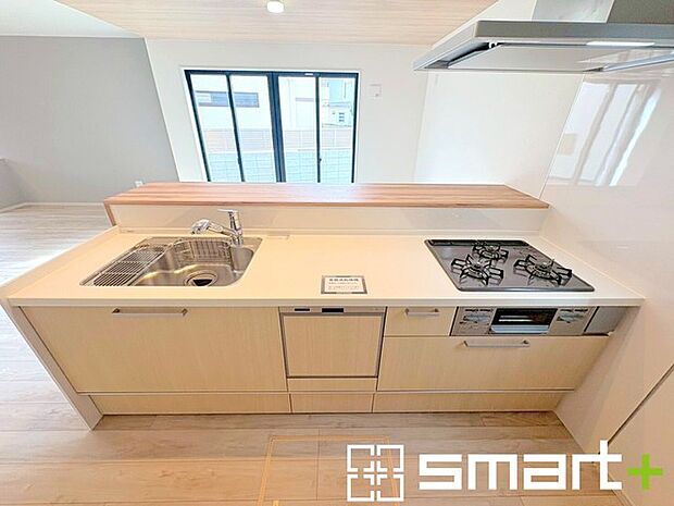 〜人気のカウンターキッチン〜 ・キッチンには余計な柱が無いので、リビングが見渡せ開放感のある造りとなっております。 ・蛇口には浄水器が内蔵されるなど機能面でも優れたキッチンです。