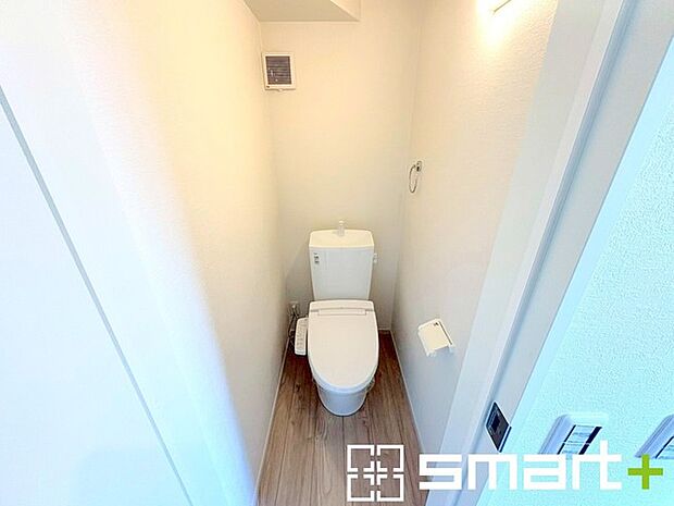 〜やはり便利なタンク式トイレ〜 ・最近はタンクレストイレもございますが、タンク式の場合は停電時もお水を流すことが可能。 ・故障時なども比較的費用が安くなるなど、メリットが多くなります。