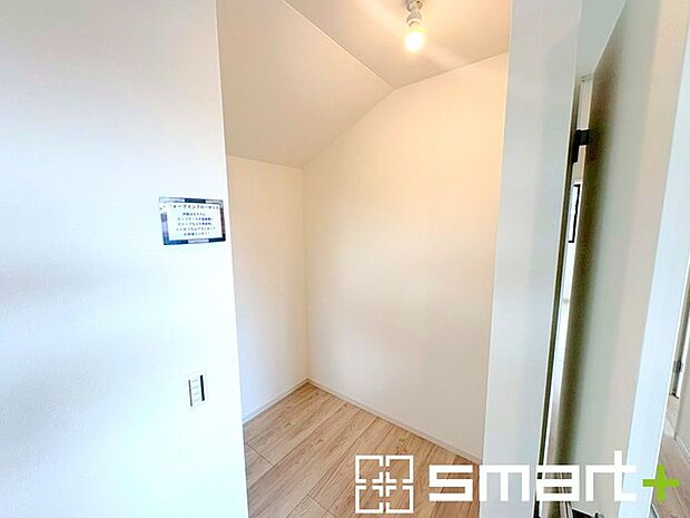 〜憧れのウォークインクローゼット〜 ・居室にウォークインを設ける事で季節ものや趣味の用具などもスッキリと収納可能です。 ・ぜひ現地でその便利さをご体感くださいませ。