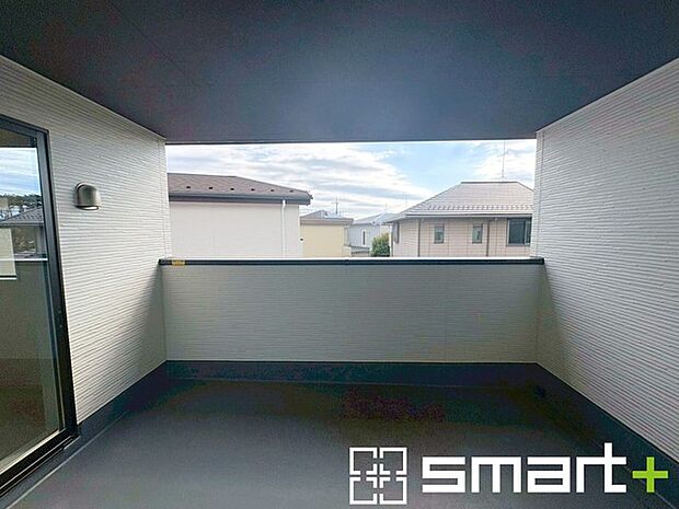 〜屋根付きのバルコニー〜 ・バルコニーは屋根付きなので急な雨でも安心です。 ・奥行きもあるので洗濯物が干しやすいのも嬉しいポイントですね。