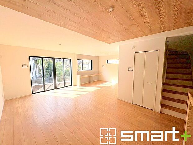 ～開放的なリビングイン階段～ ・ご家族のお出掛けや帰宅がわかるリビングイン階段。自然とコミュニケーションが増えますね。 ・家事をしながらリビング全体が見渡せるカウンターキッチンも魅力。