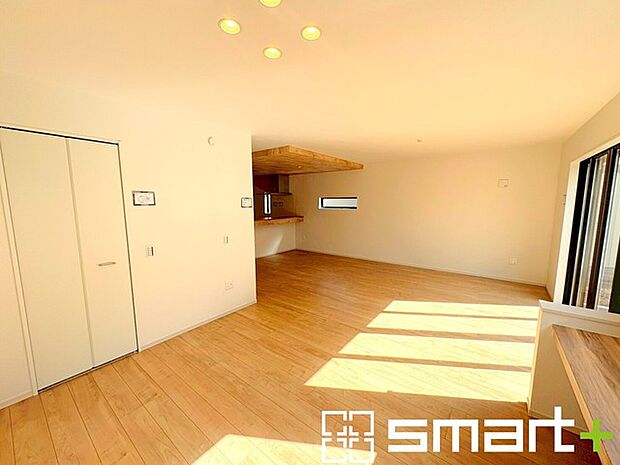 ～穏やかな陽の入るＬＤＫ～ ・大きな窓のあるＬＤＫは陽当りも良好で明るい空間となっております。 ・足元ポカポカ床暖房付きのリビングで寛ぎのひと時をお過ごしいただけます。