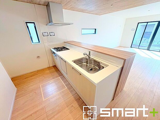 〜人気のカウンターキッチン〜 ・キッチンには余計な柱が無いので、リビングが見渡せ開放感のある造りとなっております。 ・蛇口には浄水器が内蔵されるなど機能面でも優れたキッチンです。