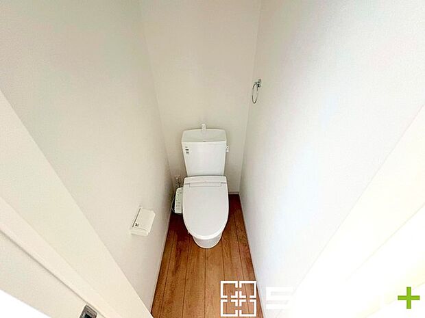 ～やはり便利なタンク式トイレ～ ・最近はタンクレストイレもございますが、タンク式の場合は停電時もお水を流すことが可能。 ・故障時なども比較的費用が安くなるなど、メリットが多くなります。 