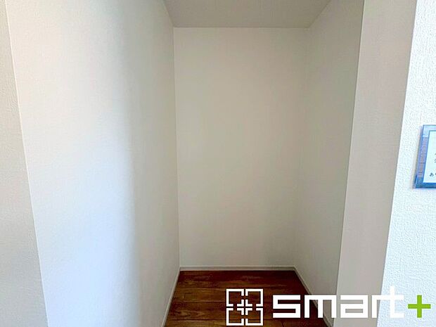 ～広々した「納戸」をご用意～ ・本来の用途である収納としてはもちろん、テレワークスペースとしてもご利用可能な納戸をご用意。 ・広さの感覚など、ぜひ現地でご体感くださいませ。 