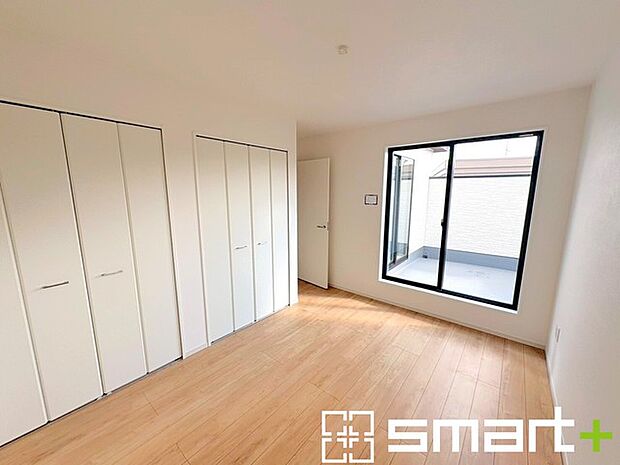 ～バルコニーに面した洋室～ ・バルコニー側の大きな窓から穏やかな陽が差し込む明るい洋室。 ・たっぷりの収納スペースで住空間もスッキリ。 