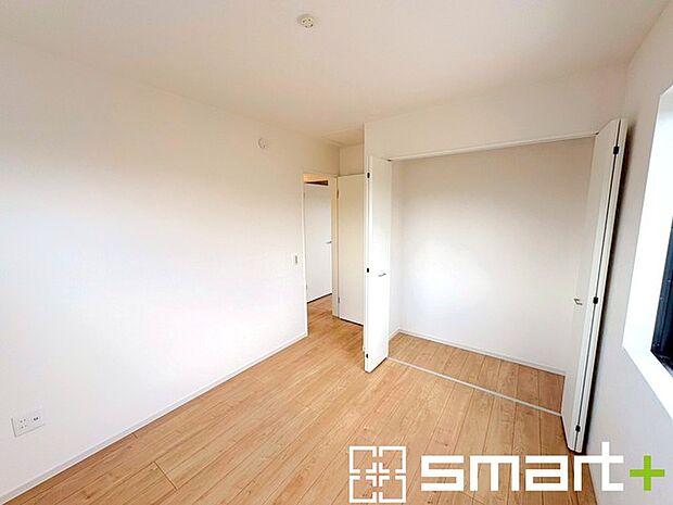 〜収納豊富な洋室〜 ・各居室に備え付けの収納をご用意。タンスなどを置く場合と比べ出っ張らないので部屋の中を有効のご活用いただけます。 ・収納の広さなどぜひ現地でご確認くださいませ。