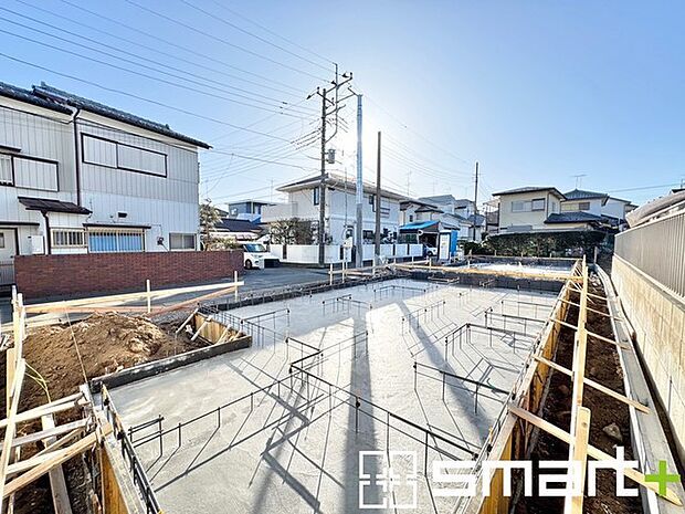 ~ベタ基礎でしっかりとした土台~ ・コンクリートの中に鉄筋を配し強度を高めた「ベタ基礎」を採用。 ・しっかりとした土台を造ったうえで、その上に建物が築造されていきます。