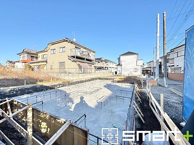 〜ベタ基礎でしっかりとした土台〜 ・コンクリートの中に鉄筋を配し強度を高めた「ベタ基礎」を採用。 ・しっかりとした土台を造ったうえで、その上に建物が築造されていきます。