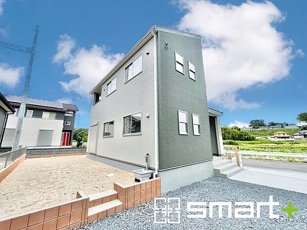 ~閑静な住宅街の立地~ ・周辺は閑静な住宅街となっておりますので、静かな暮らしをご実現いただけます。 ・前面道路の交通量も多くないので、小さなお子様がいるご家庭でもご安心ですね。