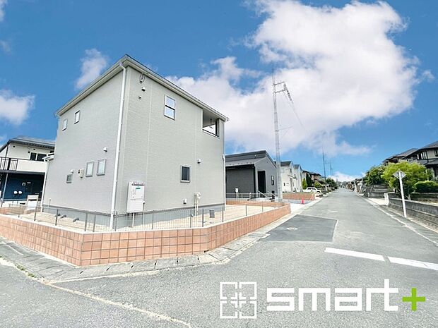 ~開放感ある角地のお住まい~ ・2方向が空く事で開放感のある角地に位置しております。 ・窮屈な感じが無く、ゆったりと暮らせるこの魅力をぜひ現地でご体感くださいませ。