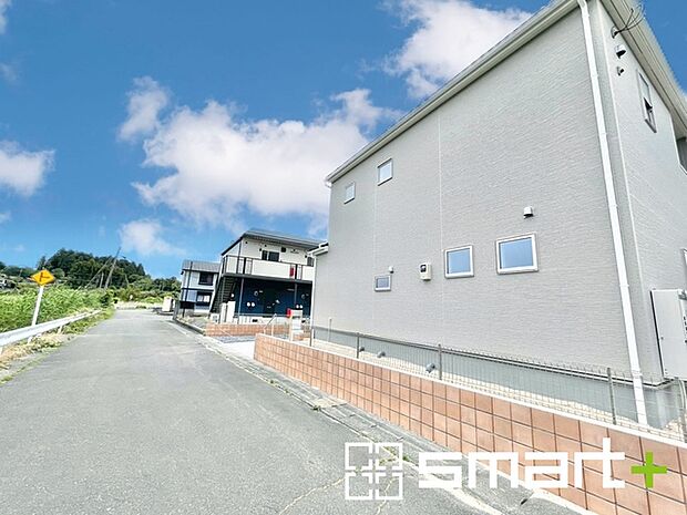 ~開放感ある角地のお住まい~ ・2方向が空く事で開放感のある角地に位置しております。 ・窮屈な感じが無く、ゆったりと暮らせるこの魅力をぜひ現地でご体感くださいませ。