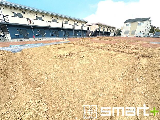 ～ベタ基礎でしっかりとした土台～ ・コンクリートの中に鉄筋を配し強度を高めた「ベタ基礎」を採用。 ・しっかりとした土台を造ったうえで、その上に建物が築造されていきます。 