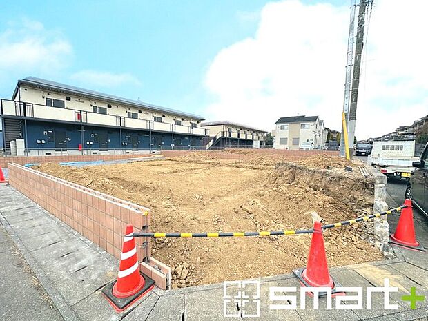 ～閑静な住宅街の立地～ ・周辺は閑静な住宅街となっておりますので、静かな暮らしをご実現いただけます。 ・前面道路の交通量も多くないので、小さなお子様がいるご家庭でもご安心ですね。 