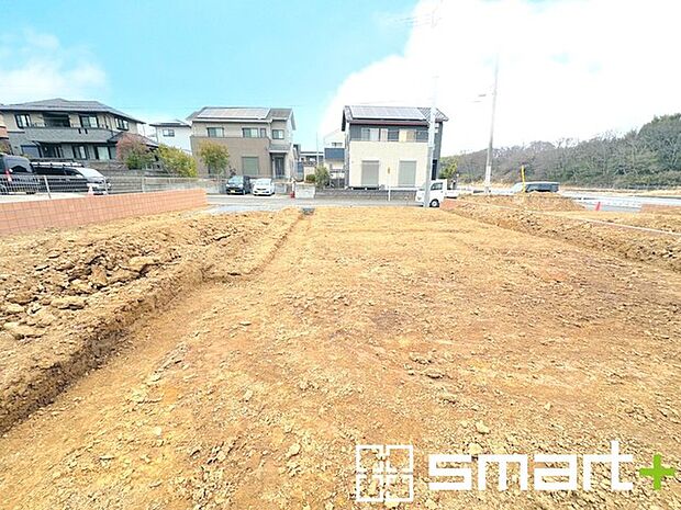 ~ベタ基礎でしっかりとした土台~ ・コンクリートの中に鉄筋を配し強度を高めた「ベタ基礎」を採用。 ・しっかりとした土台を造ったうえで、その上に建物が築造されていきます。