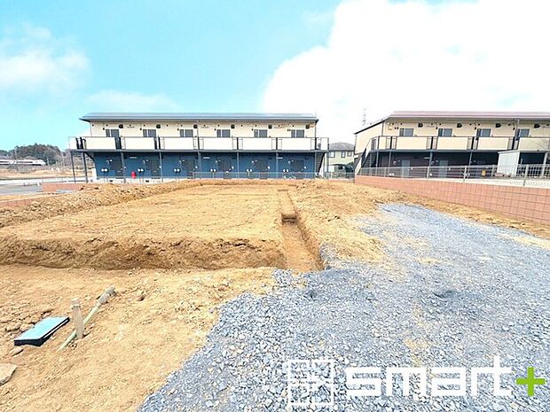 ~閑静な住宅街の立地~ ・周辺は閑静な住宅街となっておりますので、静かな暮らしをご実現いただけます。 ・前面道路の交通量も多くないので、小さなお子様がいるご家庭でもご安心ですね。