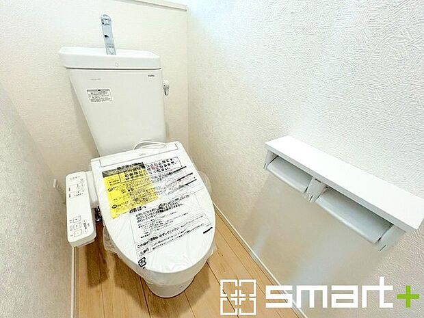 ～やはり便利なタンク式トイレ～ ・最近はタンクレストイレもございますが、タンク式の場合は停電時もお水を流すことが可能。 ・故障時なども比較的費用が安くなるなど、メリットが多くなります。 