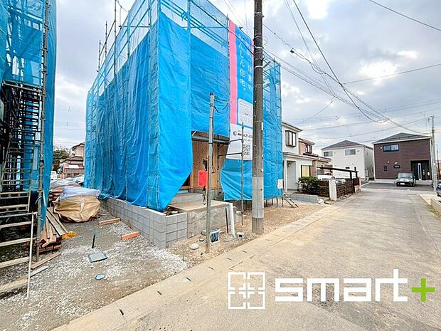 ~閑静な住宅街の立地~ ・周辺は閑静な住宅街となっておりますので、静かな暮らしをご実現いただけます。 ・前面道路の交通量も多くないので、小さなお子様がいるご家庭でもご安心ですね。