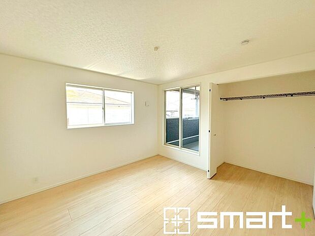 ～2面採光の明るいお部屋～ ・洋室は2面採光とする事で穏やかな陽の入る明るい空間となっております。 ・くつろぎのプライベート時間を明るい空間で穏やかにお過ごしいただけます。 
