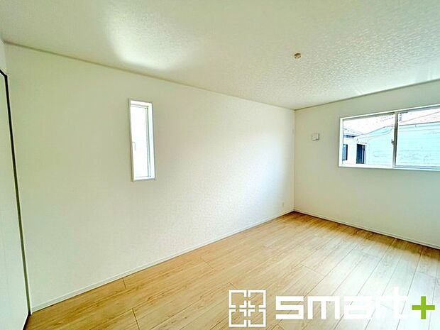～収納豊富な洋室～ ・各居室に備え付けの収納をご用意。タンスなどを置く場合と比べ出っ張らないので部屋の中を有効のご活用いただけます。 ・収納の広さなどぜひ現地でご確認くださいませ。 