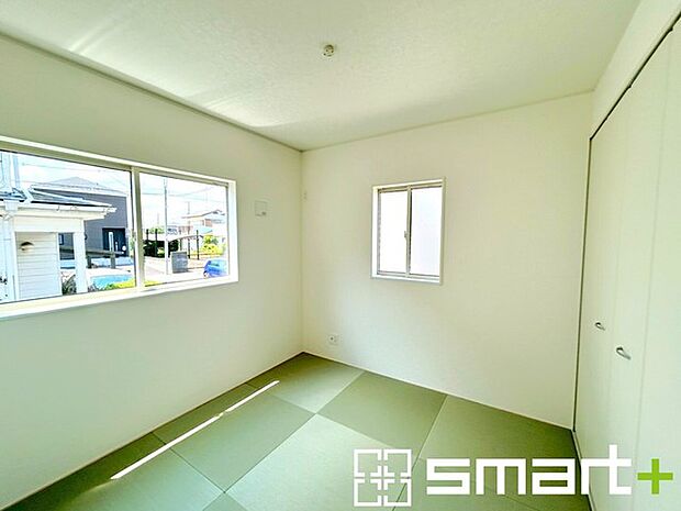 ～使い勝手の良い「和洋室」～ ・畳敷きに建具は洋風、というハイブリッド型の「和洋室」。和室と洋室の良い所を組み合わせたお部屋です。 ・やはり畳の香りは心が落ち着きますね。 