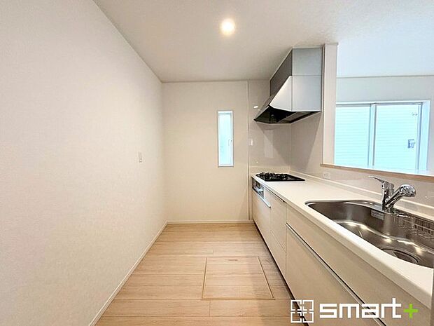 ~使い勝手の良いシステムキッチン~ ・料理がしやすい設計のキッチンでお料理もはかどりますね。 ・もちろんキッチン下部は収納になっておりますので、フライパンなども収納可能です。