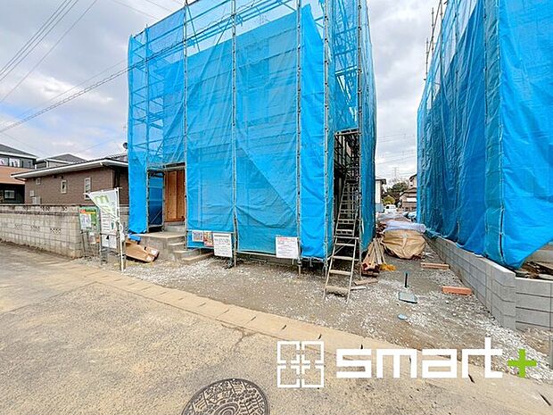 ~ベタ基礎でしっかりとした土台~ ・コンクリートの中に鉄筋を配し強度を高めた「ベタ基礎」を採用。 ・しっかりとした土台を造ったうえで、その上に建物が築造されていきます。