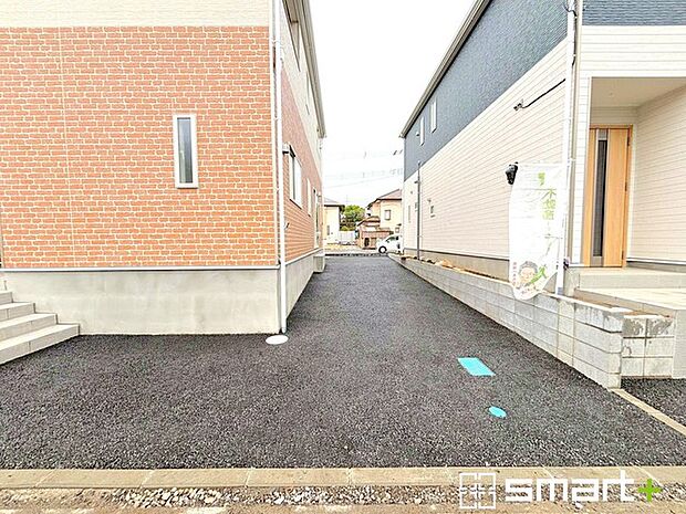 ~ゆとりあるカースペース~ ・セカンドカーや来客時にも困らないカースペース2台分。物置や駐輪スペースなどにも利用できますね。 ・カーポートなどのオプションもお気軽にご相談くださいませ。