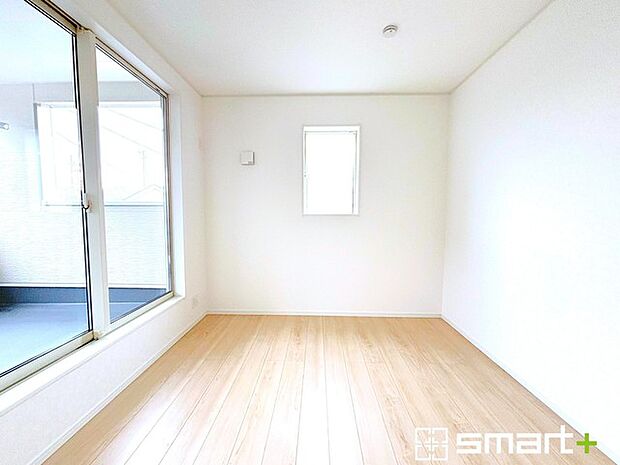 ~明るく暖かな光が差し込む洋室~ ・大きな窓からたっぷりの光が舞い込み、お部屋全体を優しく包み込んでくれます。 ・収納付きなので整理整頓しやすく、生活空間が広がりますね。
