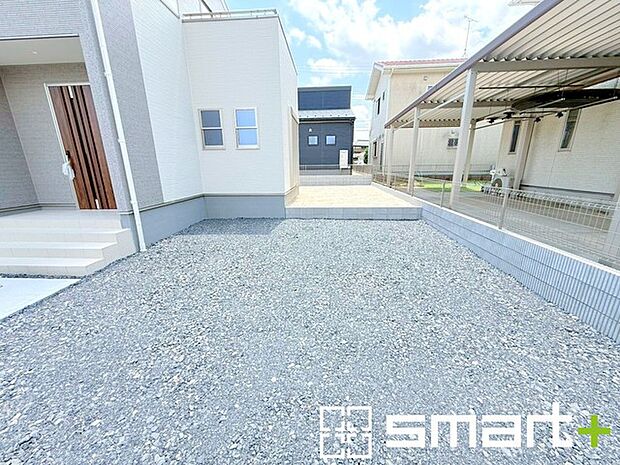 ~閑静な住宅街の立地~ ・周辺は閑静な住宅街となっておりますので、静かな暮らしをご実現いただけます。 ・前面道路の交通量も多くないので、小さなお子様がいるご家庭でもご安心ですね。