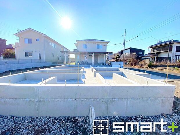 ~ベタ基礎でしっかりとした土台~ ・コンクリートの中に鉄筋を配し強度を高めた「ベタ基礎」を採用。 ・しっかりとした土台を造ったうえで、その上に建物が築造されていきます。