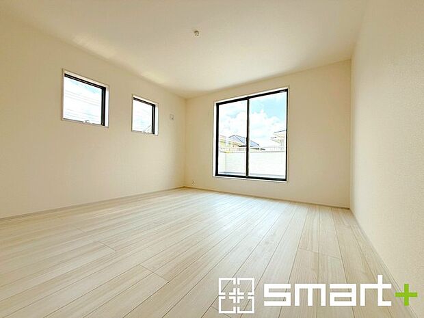 ~2面採光の明るいお部屋~ ・洋室は2面採光とする事で穏やかな陽の入る明るい空間となっております。 ・くつろぎのプライベート時間を明るい空間で穏やかにお過ごしいただけます。