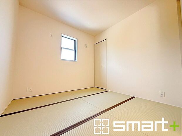 ~使い勝手の良い「和洋室」~ ・畳敷きに建具は洋風、というハイブリッド型の「和洋室」。和室と洋室の良い所を組み合わせたお部屋です。 ・やはり畳の香りは心が落ち着きますね。