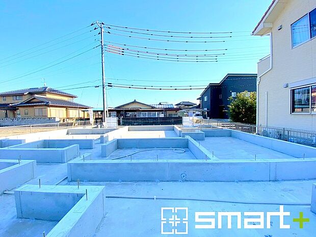 ~ベタ基礎でしっかりとした土台~ ・コンクリートの中に鉄筋を配し強度を高めた「ベタ基礎」を採用。 ・しっかりとした土台を造ったうえで、その上に建物が築造されていきます。