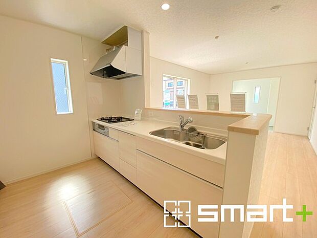~使い勝手の良いシステムキッチン~ ・料理がしやすい設計のキッチンでお料理もはかどりますね。 ・もちろんキッチン下部は収納になっておりますので、フライパンなども収納可能です。