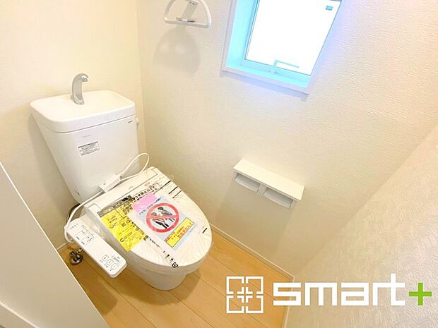 ~やはり便利なタンク式トイレ~ ・最近はタンクレストイレもございますが、タンク式の場合は停電時もお水を流すことが可能。 ・故障時なども比較的費用が安くなるなど、メリットが多くなります。