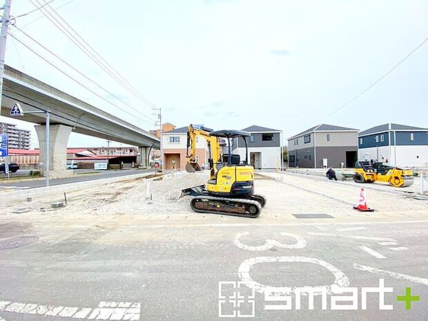 ~閑静な住宅街の立地~ ・周辺は閑静な住宅街となっておりますので、静かな暮らしをご実現いただけます。 ・前面道路の交通量も多くないので、小さなお子様がいるご家庭でもご安心ですね。