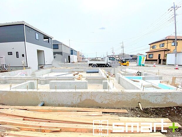 ～ベタ基礎でしっかりとした土台～ ・コンクリートの中に鉄筋を配し強度を高めた「ベタ基礎」を採用。 ・しっかりとした土台を造ったうえで、その上に建物が築造されていきます。 