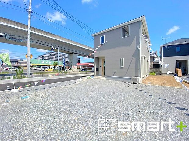 ~ゆとりあるカースペース~ ・セカンドカーや来客時にも困らないカースペース2台分。物置や駐輪スペースなどにも利用できますね。 ・カーポートなどのオプションもお気軽にご相談くださいませ。