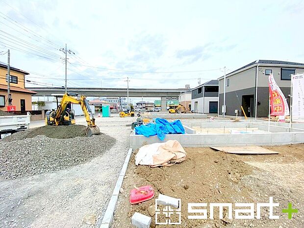 ～ベタ基礎でしっかりとした土台～ ・コンクリートの中に鉄筋を配し強度を高めた「ベタ基礎」を採用。 ・しっかりとした土台を造ったうえで、その上に建物が築造されていきます。 